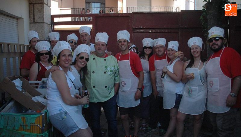 Las peñas sembraron de colorido y humor las calles y plazas de Hinojosa de Duero