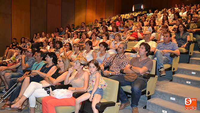 El Teatro del CDS acogía la reunión entre las directivas de los institutos y las AMPAS para explicar la fusión de los centros