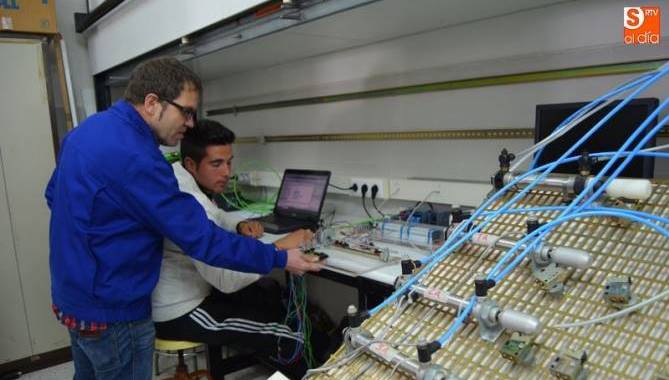 Alumno y profesor de FP durante una clase práctica