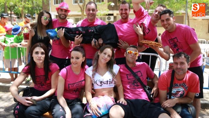 Un peña del barrio de Pizarrales disfruta de las fiestas