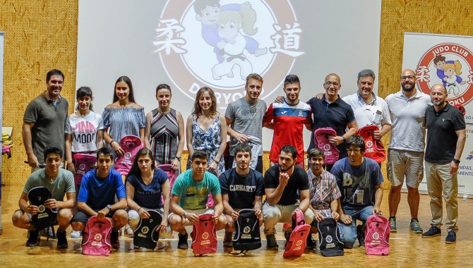 Los gimnasios Zarza y Yoko Gake entregan los diplomas de fin de curso a sus alumnos  