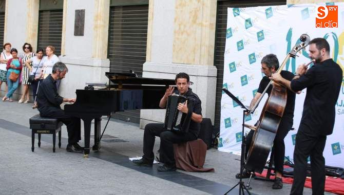Un momento del espectáculo callejero en la Plaza del Liceo