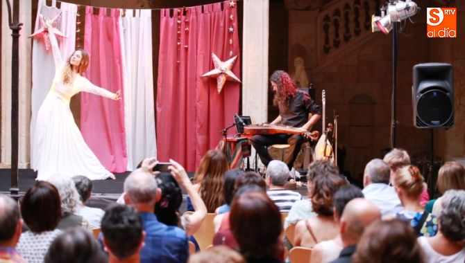 Momento de la actuación de Ido Segal y Lalita Devi en la Casa de las Conchas