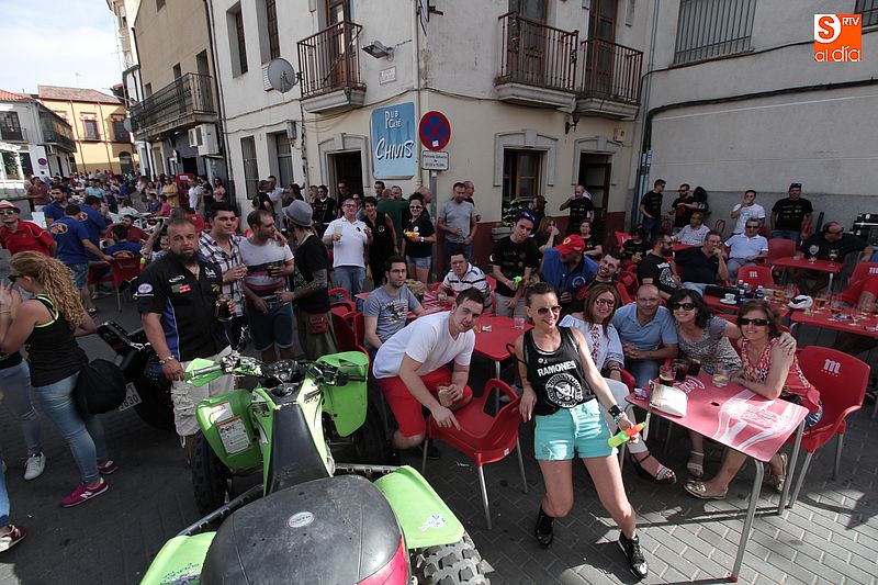 La plaza de Julián Coca se llenó por completo de motos, gente y música.