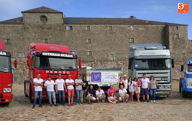 Los participantes muestran sus antiguos vehículos en lo más alto de la Peña de Francia.
