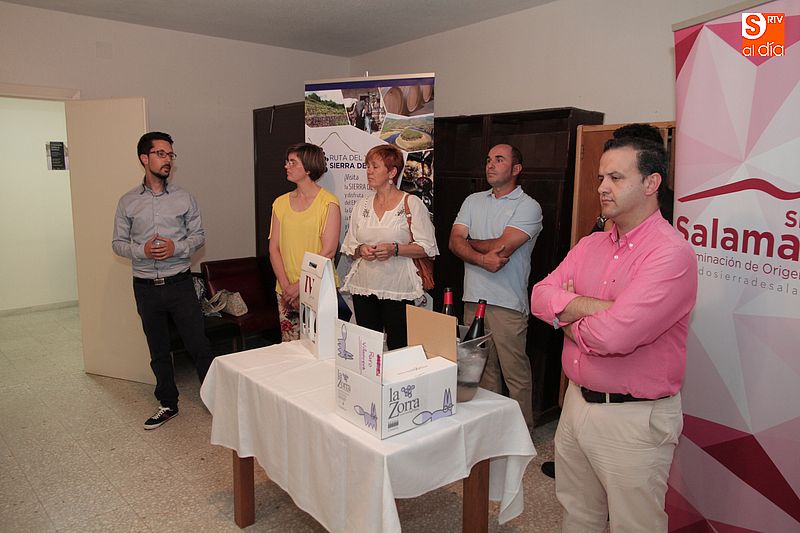 El público demuestra su pasión por el vino serrano en Villanueva del Conde