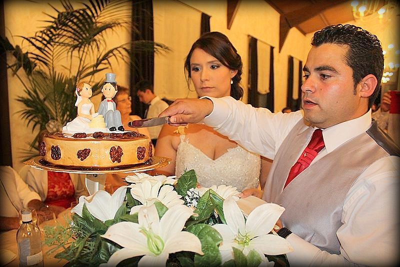 Omayra y Juan Alberto cortan la tarta nupcial en la cena de bodas