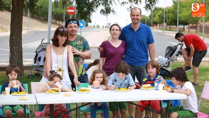 Una familia disfruta de la paella en la zona de Huerta Otea