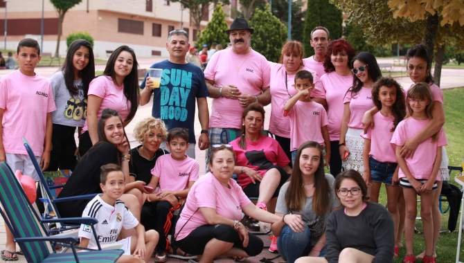 Un grupo posa ante la cámara en un momento de las fiestas de Pizarrales