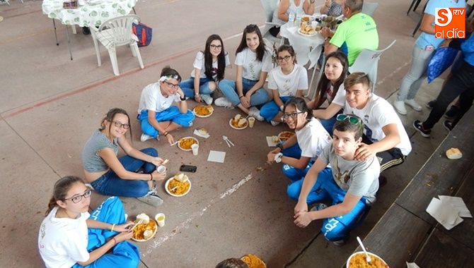 Grupo de jóvenes de Valverdón en la paella popular de este domingo