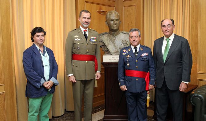 Iberdrola entrega al Ceseden un busto del Rey Felipe VI  