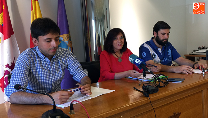 La alcaldesa Carmen Ávila, junto al primer Teniente Francisco Díaz y el edil de Urbanismo, Antonio Poveda, anunciaba la aprobación de las NUM