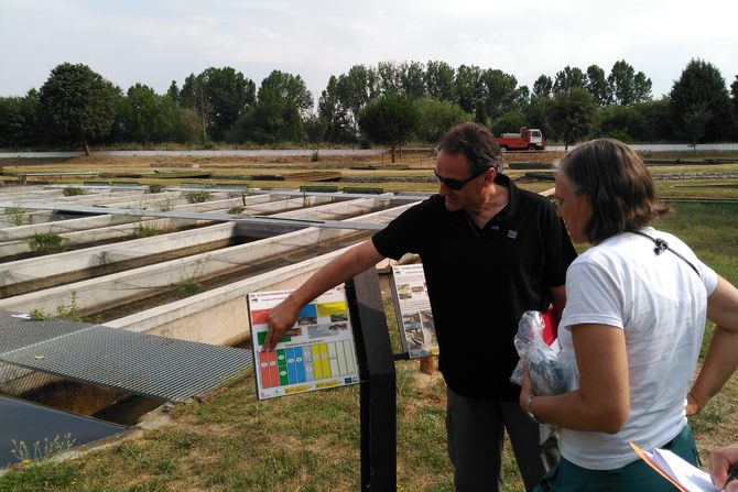 Juan Carlos Velasco, director del Centro ictiogénico mostrando las especies de cría en cautividad / CHD
