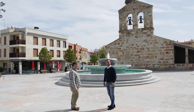 El alcalde, Pedro Samuel Martín, y el concejal Ángel Manso (izquierda)