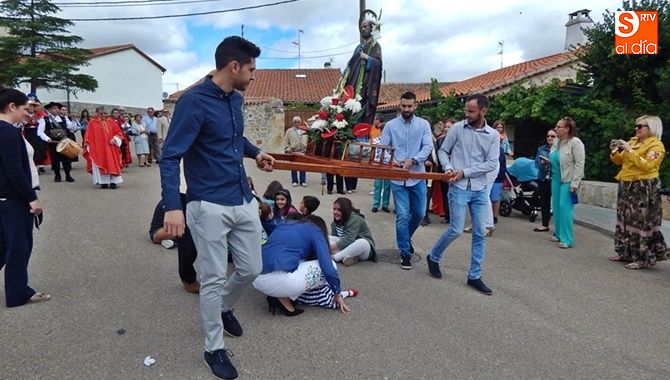 La imagen de San Pedro protege a los niños con la tradición de colocarse debajo del paso