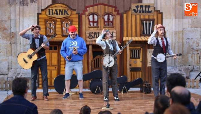 Un momento de la actuación junto a las Úrsulas