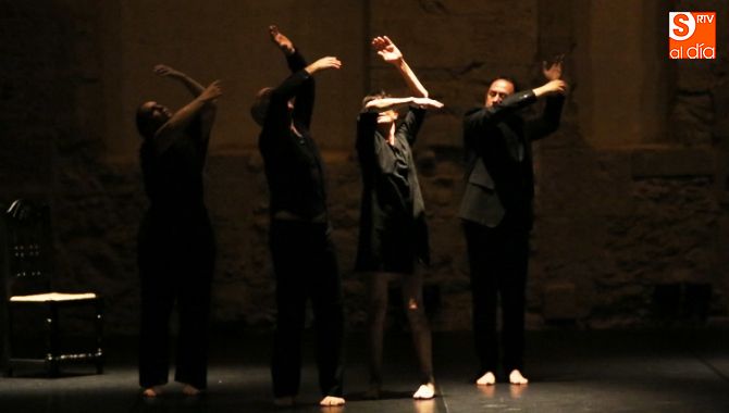 Un momento de la actuación de la compañía Teatro Azul