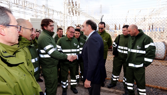 Ignacio Galán, presidente de la compañía, con empleados de Iberdrola Distribución