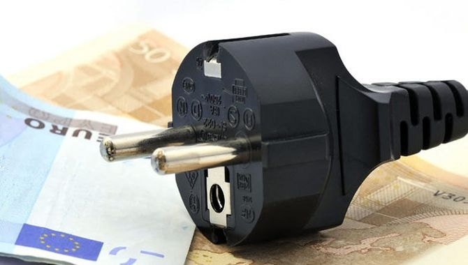 Un hogar con un consumo medio de 4.6 kW y 3500 kWh, pagará este mes 63.4€, un 8% más que en junio de 2016