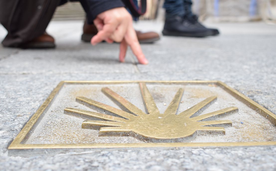 Indicador del Camino de Santiago en la calle Compañía frente a la Clerecía y la Casa de las Conchas | Foto: Isabel Casado Morales