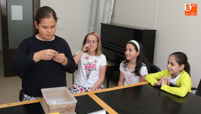De i. a d., Carla, Rocío, Ruth y Daniela durante el sorteo / CORRAL