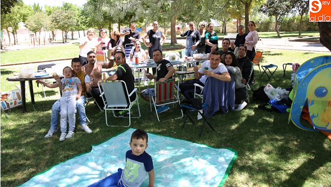 Comida popular de vecinos de Tejares / Foto de Alberto Martín