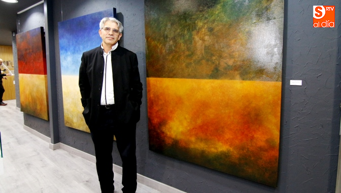 Luis San Francisco en la inauguración de la muestra ‘Paisajes imposibles’ en la Galería Luis Méndez / Foto de David Fernández