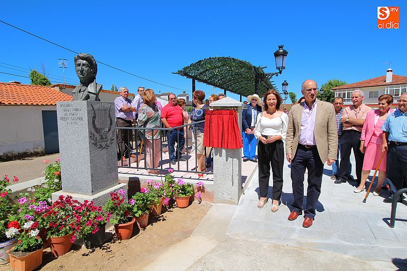 El busto del poeta local Félix Grande y la plaza conmemorativa presiden la entrada.