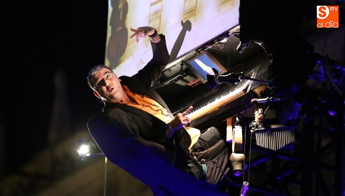 David Moreno en mitad de su acrobática actuación / Foto de Alberto Martín