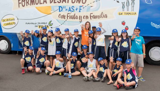 Foto familiar de Marta Fernández con varios niños dentro del programa de Lidl