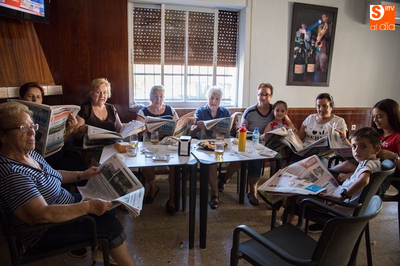 Un grupo lee SALAMANCA AL DÍA en el Bar La Esquinita de Babilafuente