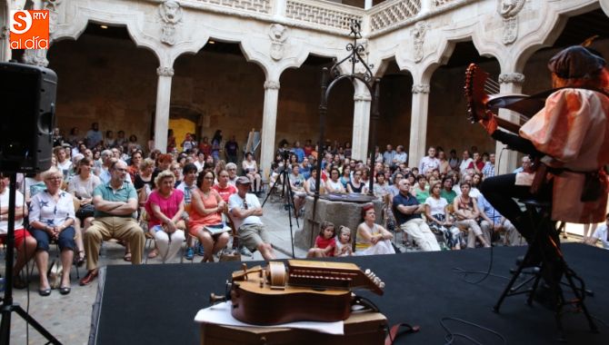 El patio del claustro de la Casa de las Conchas tuvo un lleno absoluto