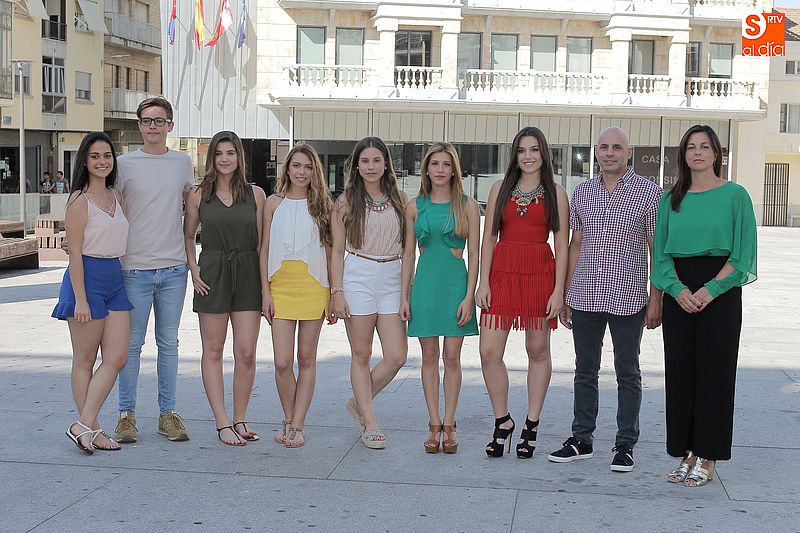 Corte de honor, presentadores y concejales en la presentación oficial en la plaza Mayor.