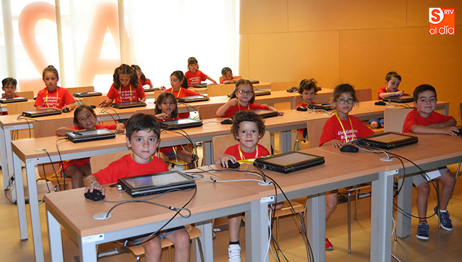 Más de 70 niños de los Campamentos Bilingües de Villamayor visitaban este miércoles el CITA