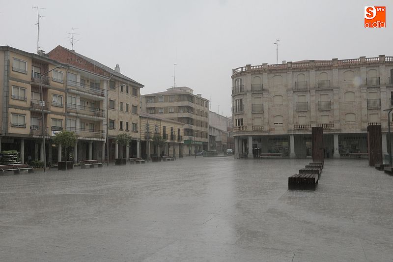La plaza Mayor de Guijuelo bajo la intensa lluvia por la mañana.