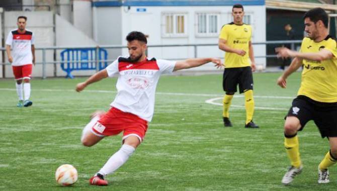 Juan, a la izquierda, intenta un remate con la derecha en un partido de Futormes