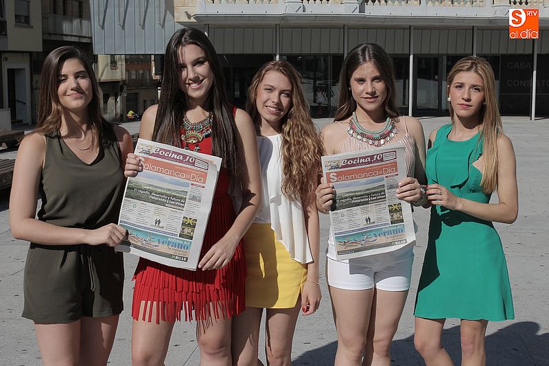 La corte de honor de las fiestas disfruta del número de julio.