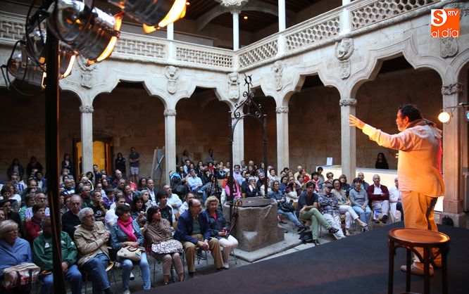 Nueva sesión de cuentos en el patio de la Casa de las Conchas. Foto: Alberto Martín
