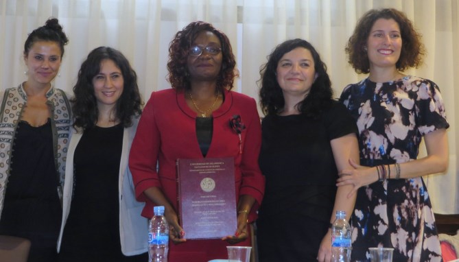 Hortense Sime, con las integrantes del Tribunal y su directora de tesis