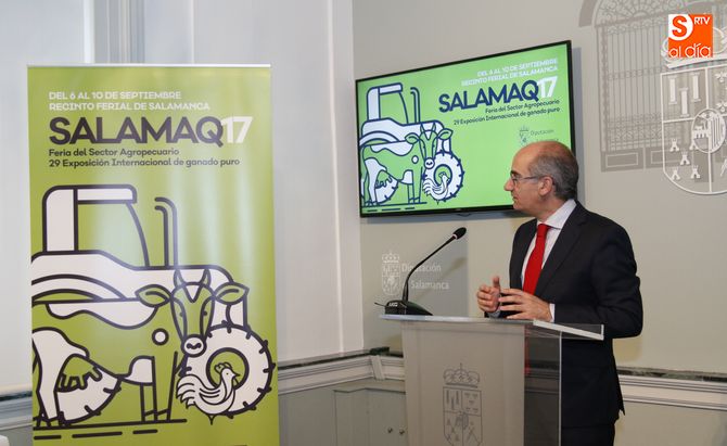 El presidente de la Diputación, Javier Iglesias, con el cartel de Salamaq 2017. Foto: David Fernández
