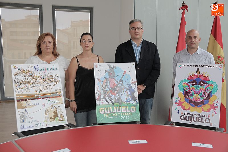 Los concejales del jurado junto con las tres obras premiadas.