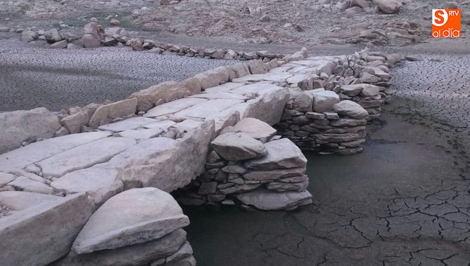 Vuelven a asomar los viejos puentes ocultos por las aguas del Tormes en la presa de Almendra / JOSÉ IGNACIO HERNANDEZ