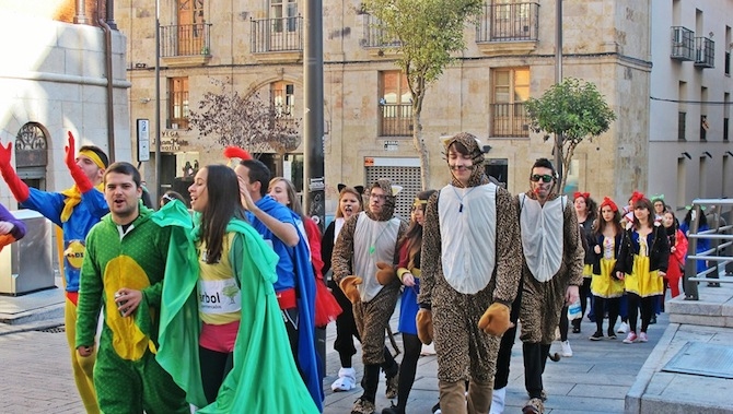 Fiesta de estudiantes en el centro de la ciudad