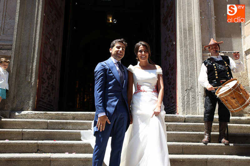 Javier Valverde y su ya mujer, Flavia Buendía, a la salida de la Clerecía. Fotos: Alberto Martín