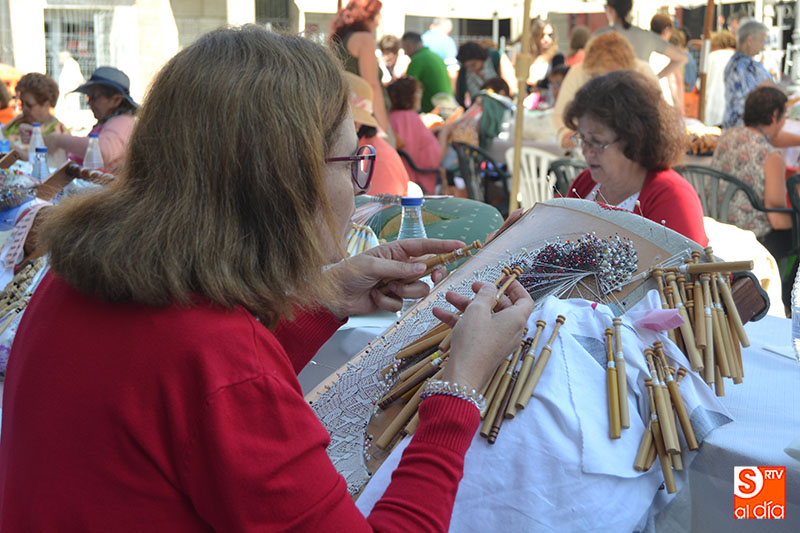 Cerca de un centenar de Encajeras perpetúan la tradición en Peñaranda