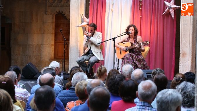 Concierto de Mili Vizcaíno y Gonçalo Sousa seguido por numerosos espectadores. Fotos: Alberto Martín