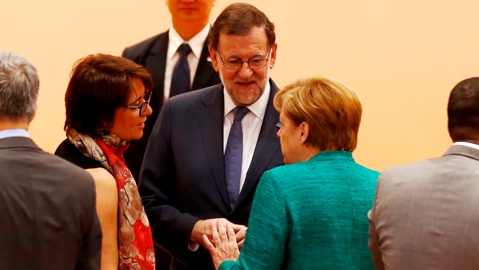 El presidente del Gobierno, Mariano Rajoy, conversa con la canciller alemana, Angela Merkel, en el inicio de la segunda jornada de la Cumbre del G20