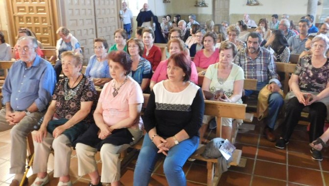 Vecinos y visitantes llenaron la iglesia de Nava de Sotrobal para ver esta obra de teatro