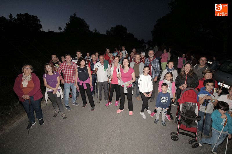 El grupo de caminantes se reunió para disfrutar de la marcha nocturna