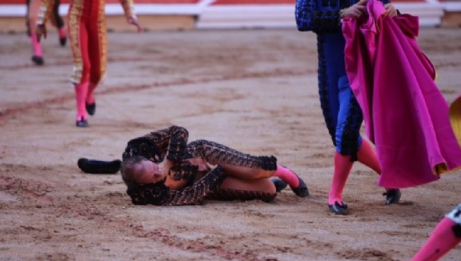Pirri, tras ser cogido por el primero de la tarde. Foto: Cultoro